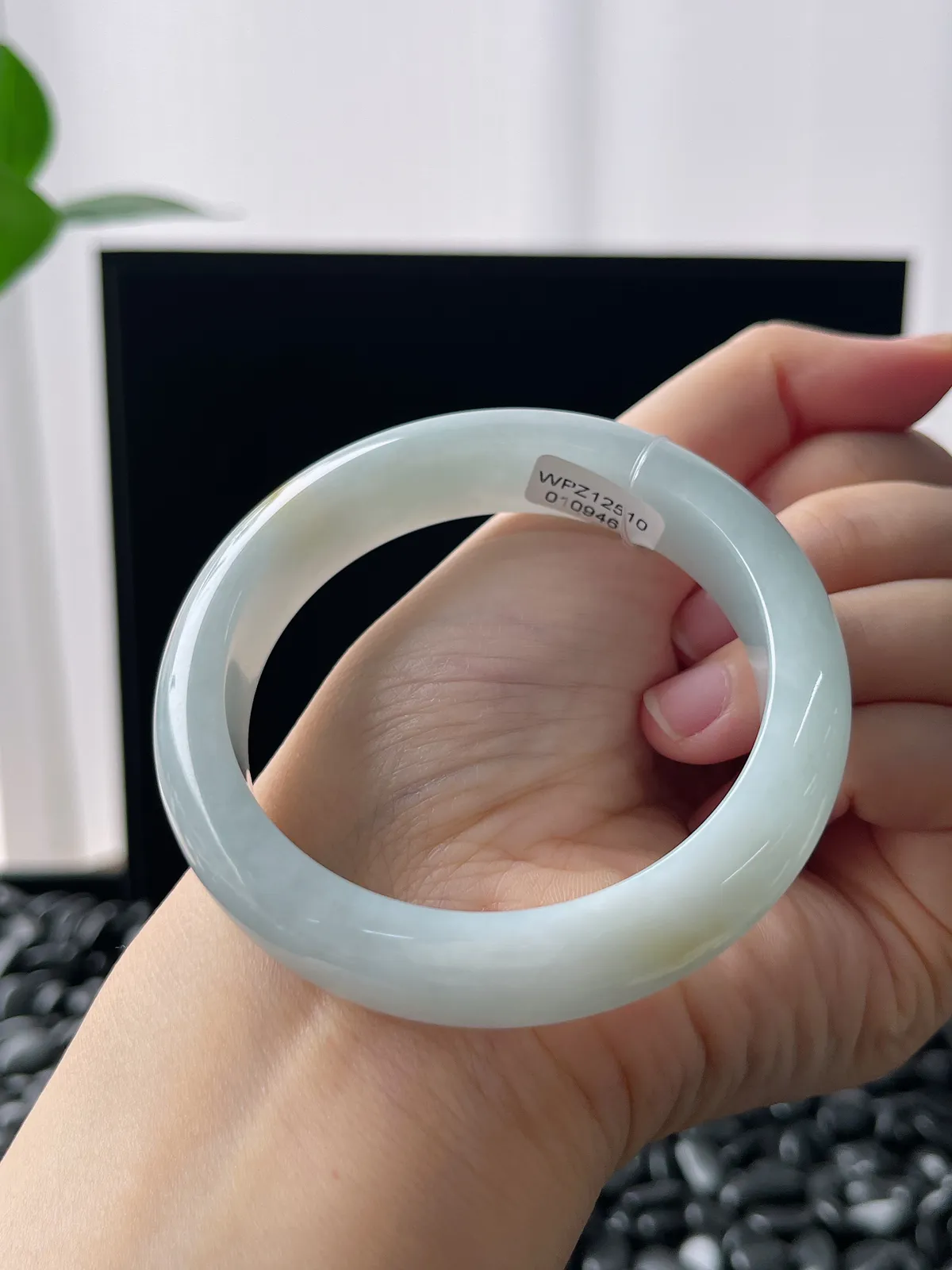 正圈53.3圈口，翡翠糯化种淡蓝色手镯