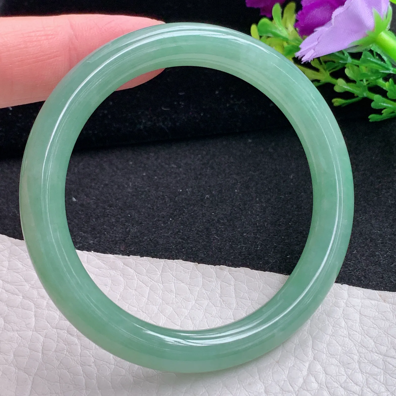 n自然光54*8.8叮当镯 缅甸翡翠a货玉手镯黄加绿圆条玉手环