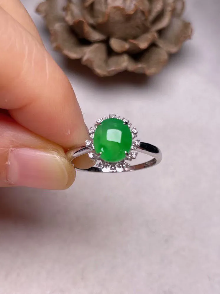 冰种阳绿蛋面戒指 、真金真钻镶嵌，种水好，玉质细腻 .裸石尺寸 7.9*6.8*