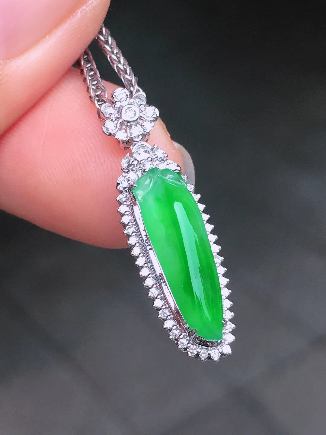 阳绿福瓜吊坠，色泽均匀艳丽，玉质细腻，荧光感超
强，饱满圆润，尽显优雅气质，18k
金豪华镶嵌