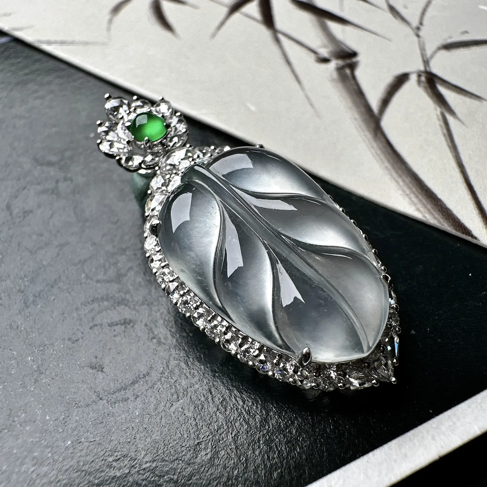 【玻璃种叶子】金枝玉叶，质地细腻，冰润透亮，光泽出众，18k金钻镶嵌，裸石尺寸21.2*14.1*4.5毫米