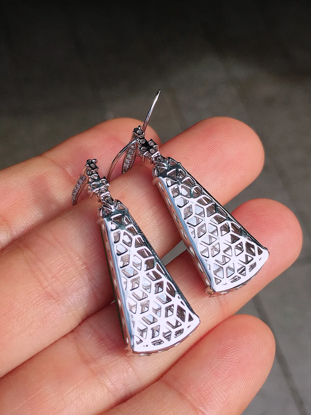 阳绿无事牌耳坠，色泽均匀艳丽，玉质细腻，荧光感超
强，饱满圆润，尽显优雅气质，18k
金豪华镶嵌