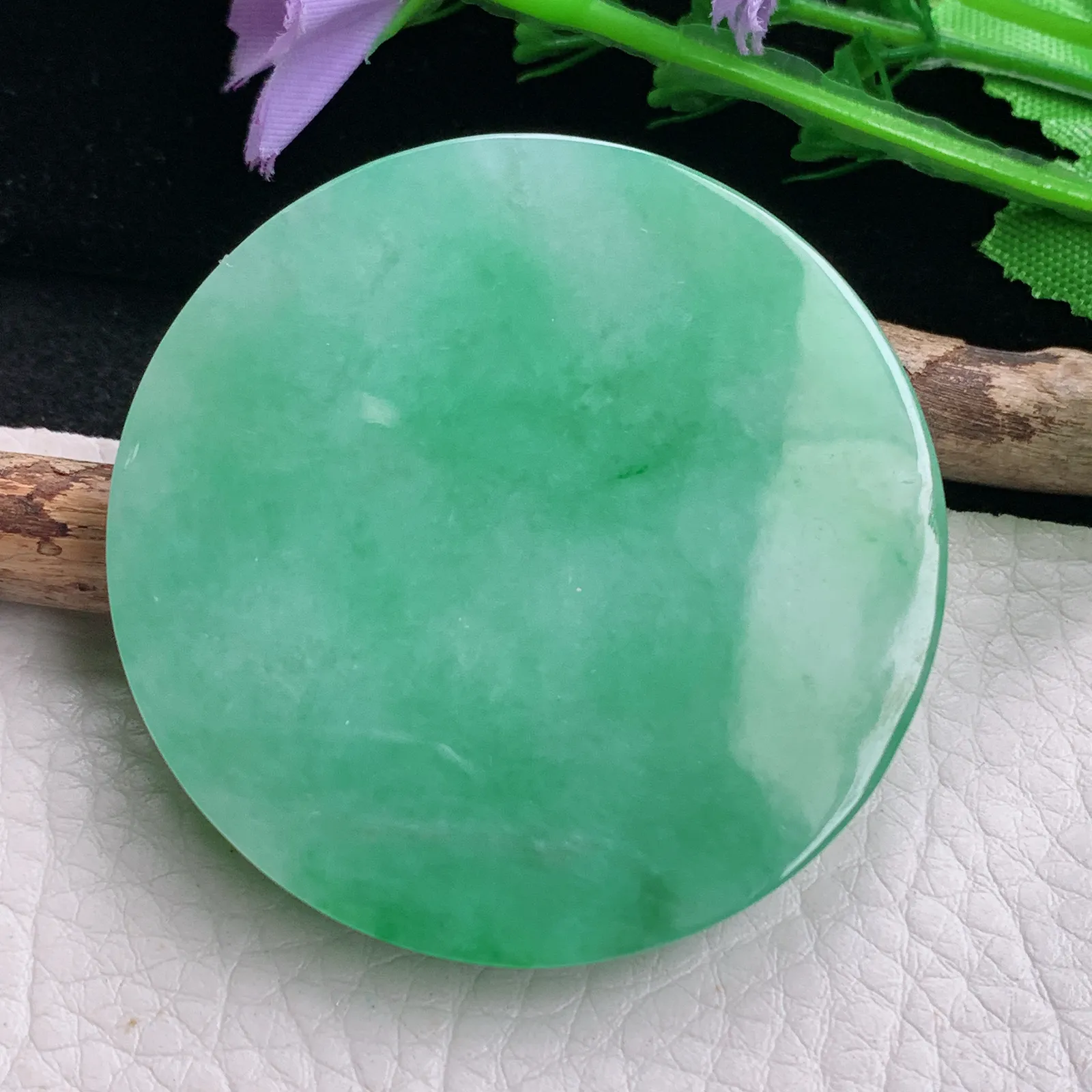 ktj自然光51.2*7.6天然缅甸翡翠水润辣阳绿无事牌 圆牌玉吊坠 玉挂件