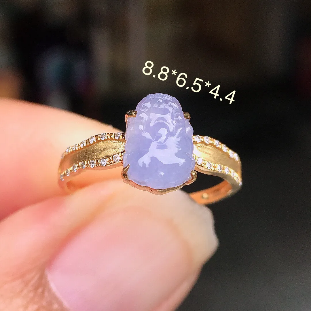 紫罗兰貔貅戒指，色泽均匀艳丽，玉质细腻，荧光感超
强，饱满圆润，尽显优雅气质，18k
金豪华镶嵌