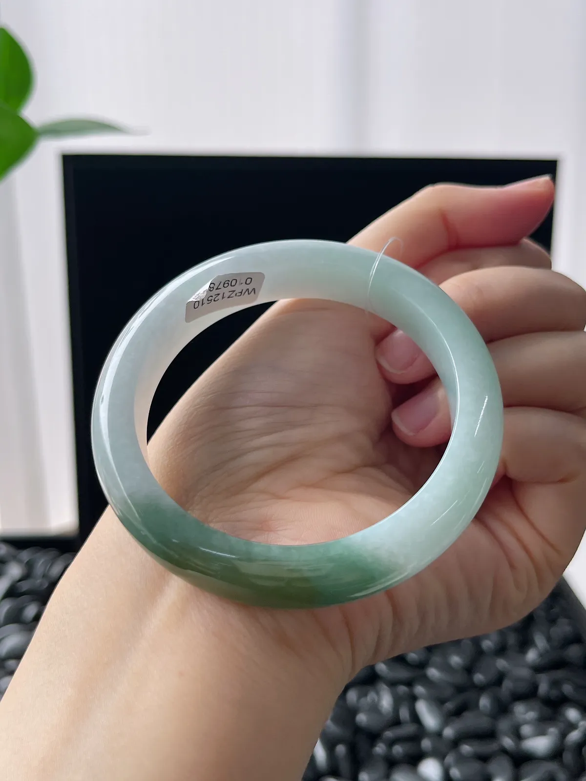 正圈53.9圈口，翡翠糯化种绿色手镯