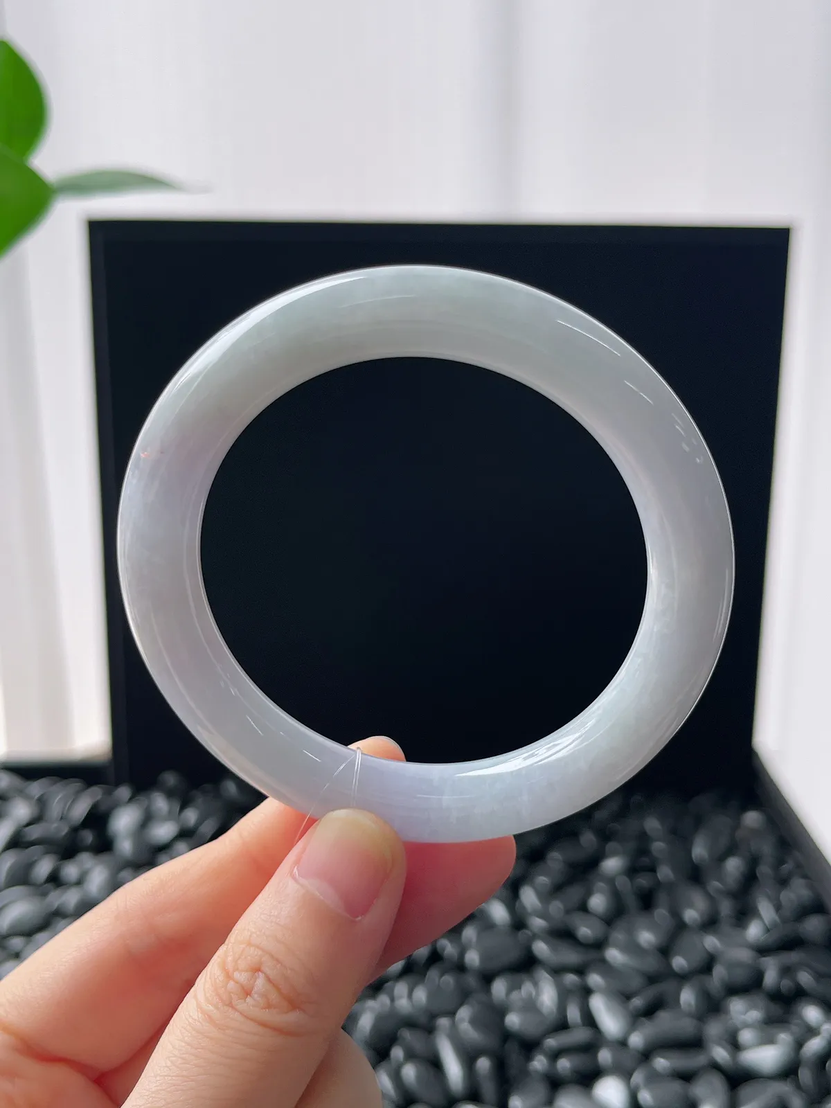 圆镯53.6圈口，翡翠糯化种白色手镯