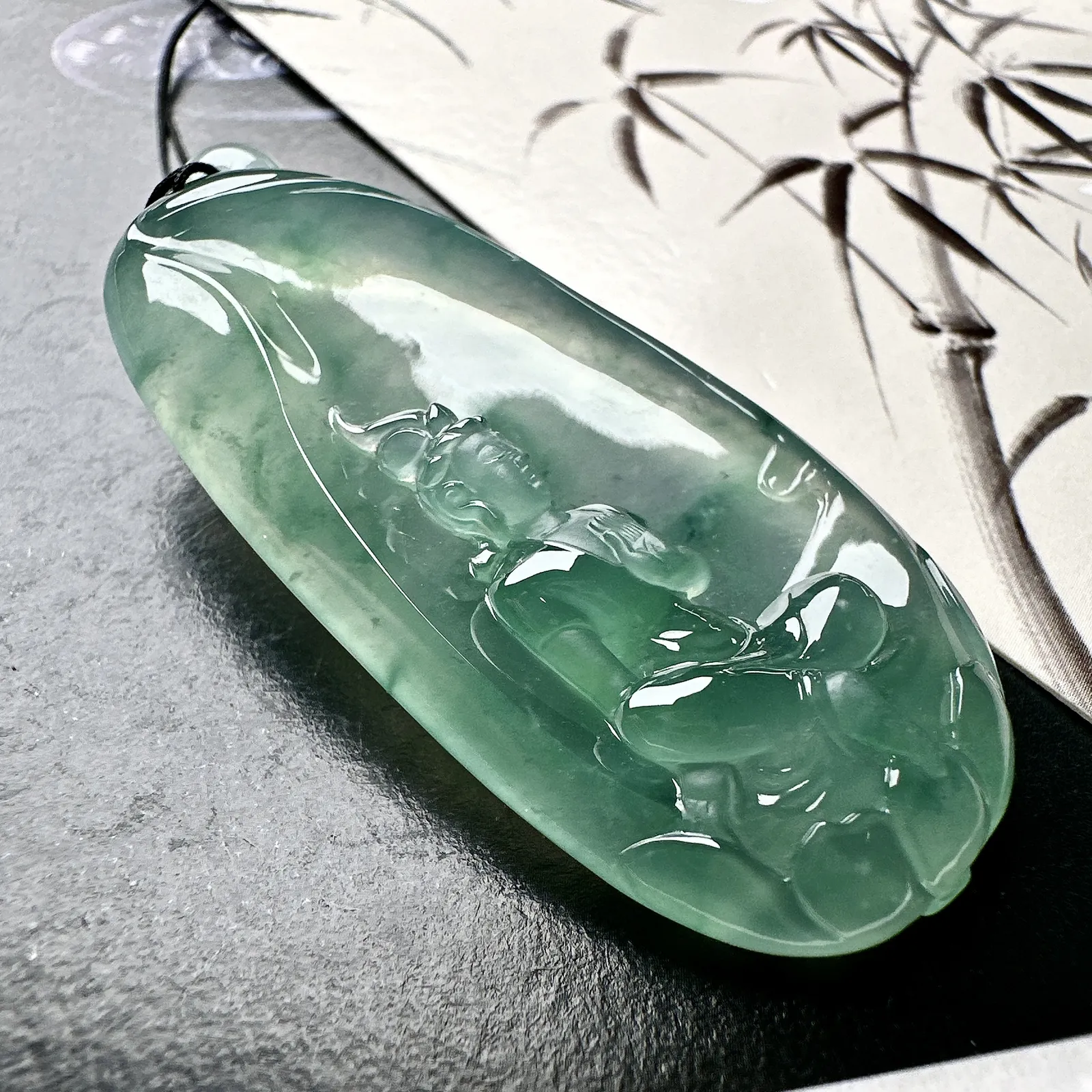 【冰种飘绿随形观音】质地细腻，通透度上佳，冰感十足，适合佩戴。