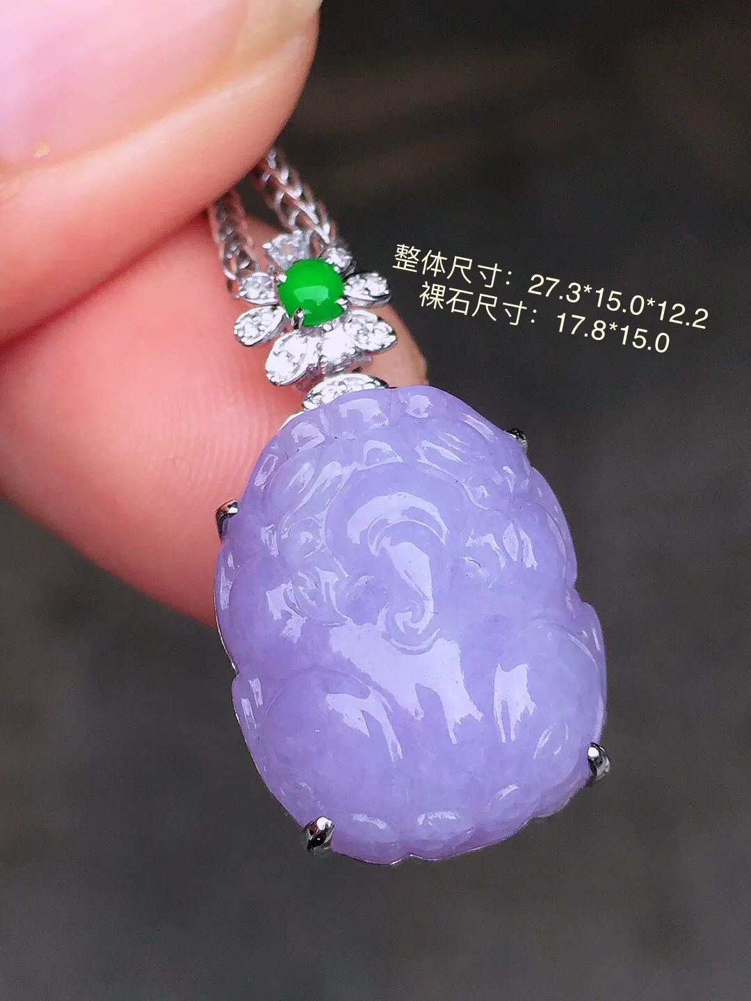 紫罗兰貔貅吊坠，色泽均匀艳丽，玉质细腻，荧光感超
强，饱满圆润，尽显优雅气质，18k
金豪华镶嵌