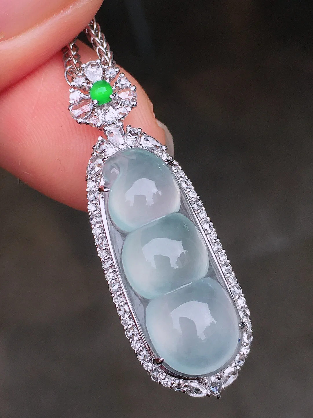 冰种福豆吊坠，玉质细腻，荧光感超
强，饱满圆润，尽显优雅气质，18k
金豪华镶嵌