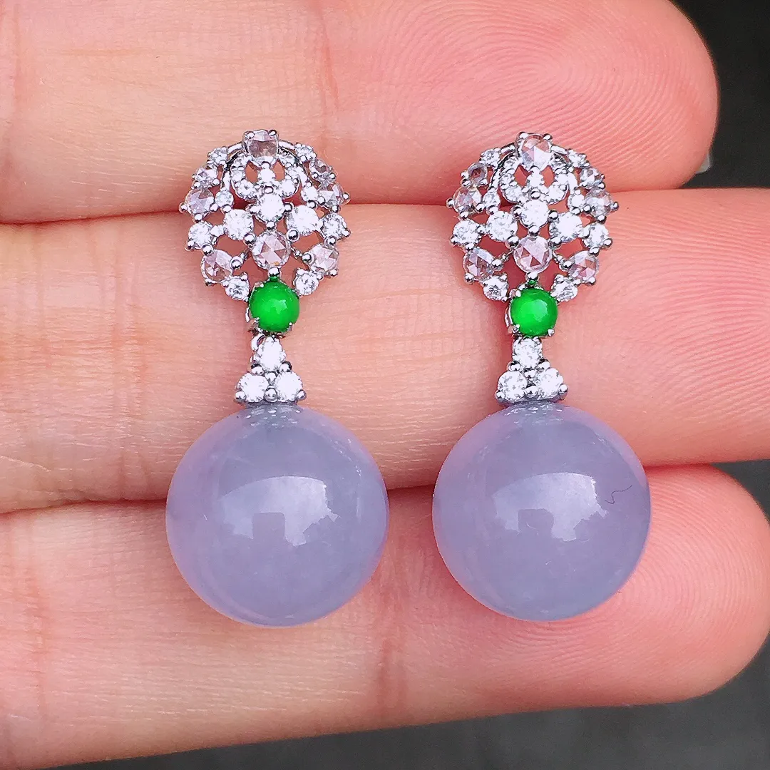 紫罗兰珠子耳坠，色泽均匀艳丽，玉质细腻，荧光感超
强，饱满圆润，尽显优雅气质，18k
金豪华镶嵌