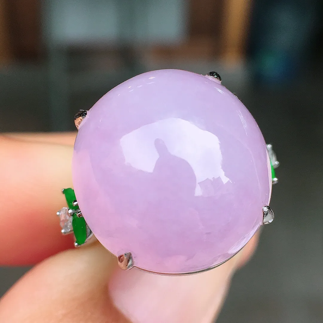 紫罗兰蛋面戒指，色泽均匀艳丽，玉质细腻，荧光感超
强，饱满圆润，尽显优雅气质，18k
金豪华镶嵌