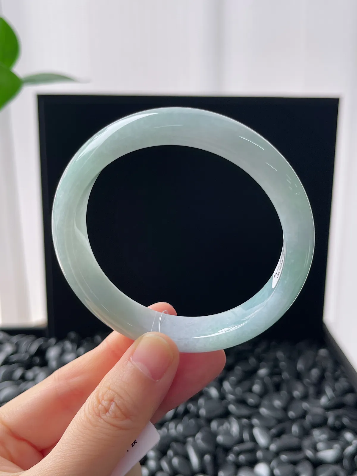 正圈56.6圈口，翡翠糯化种淡绿色手镯