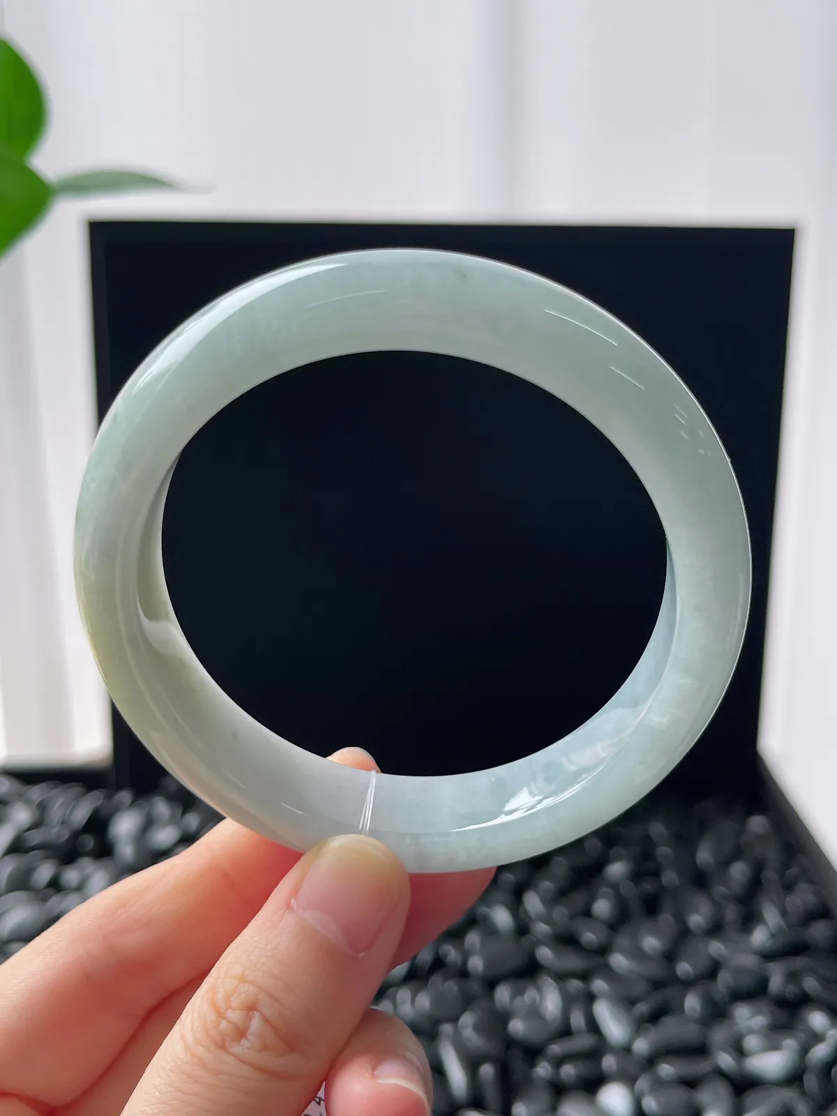 正圈58.4圈口，翡翠糯化种淡绿色手镯