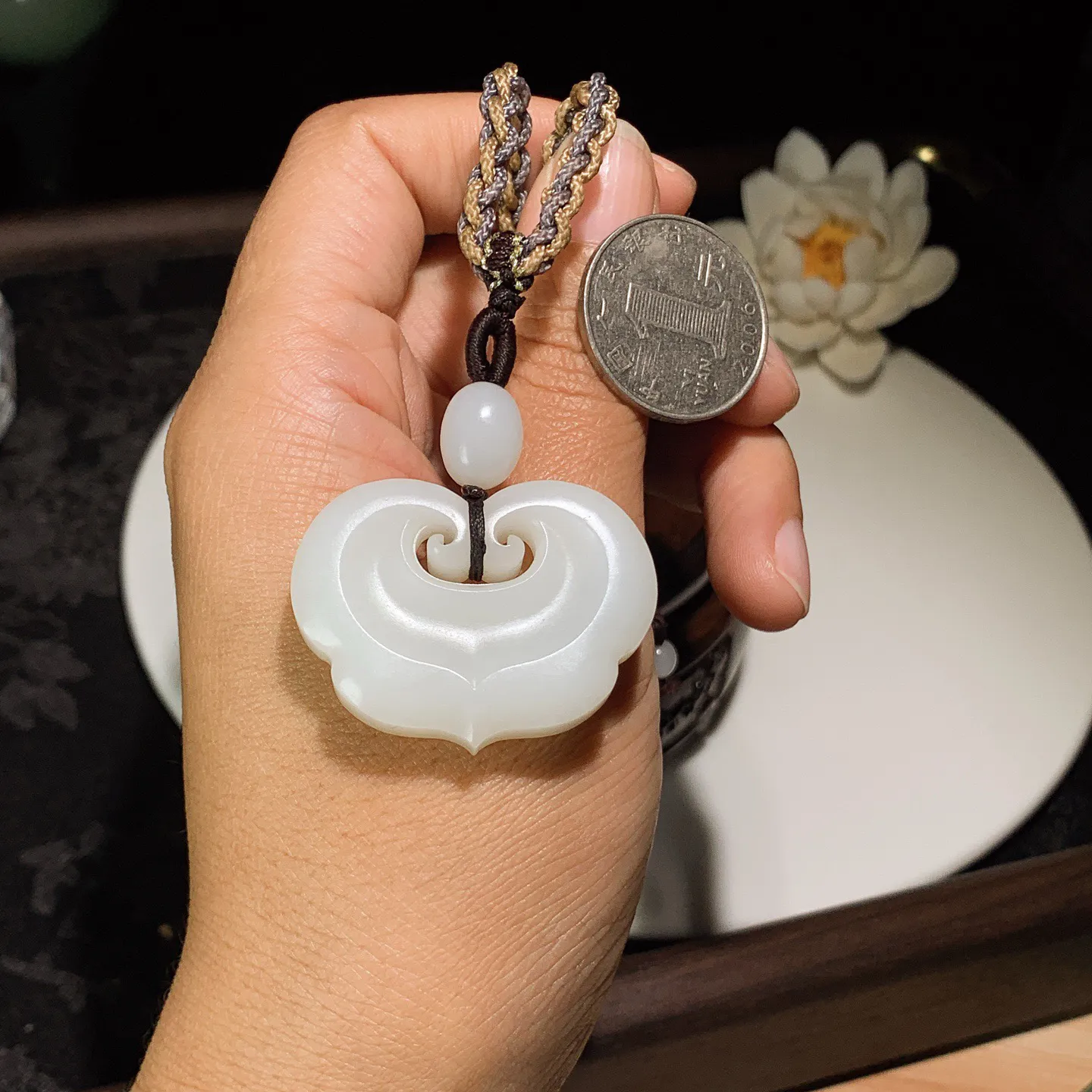 和田玉白玉如意锁挂件。尺寸29/38/10重22.5克。玉质细腻油润。手推出油。佩戴高端典雅。lt251201