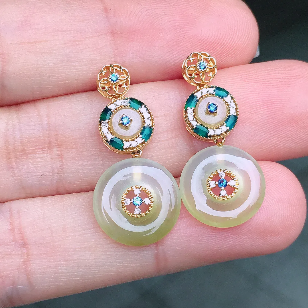 黄翡平安扣耳坠，色泽均匀艳丽，玉质细腻，荧光感超
强，饱满圆润，尽显优雅气质，18k
金豪华镶嵌