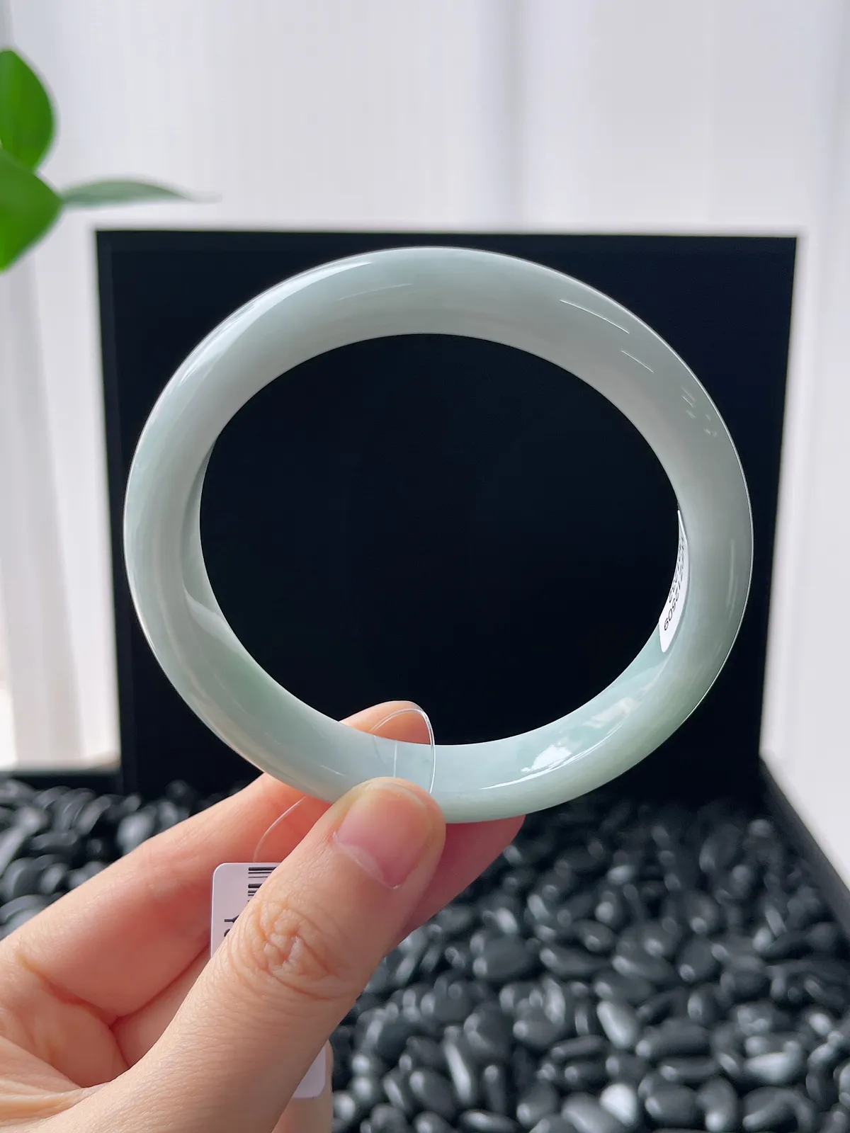 正圈59.3圈口，翡翠糯化种淡绿色手镯