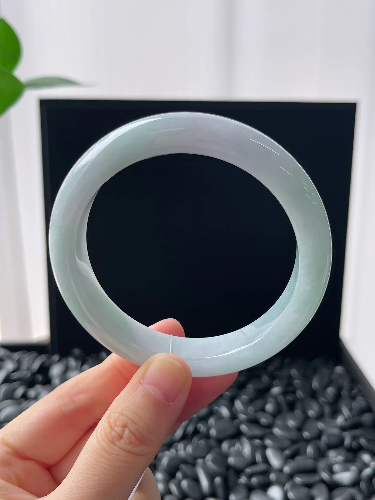 正圈58圈口，翡翠糯化种淡绿色手镯