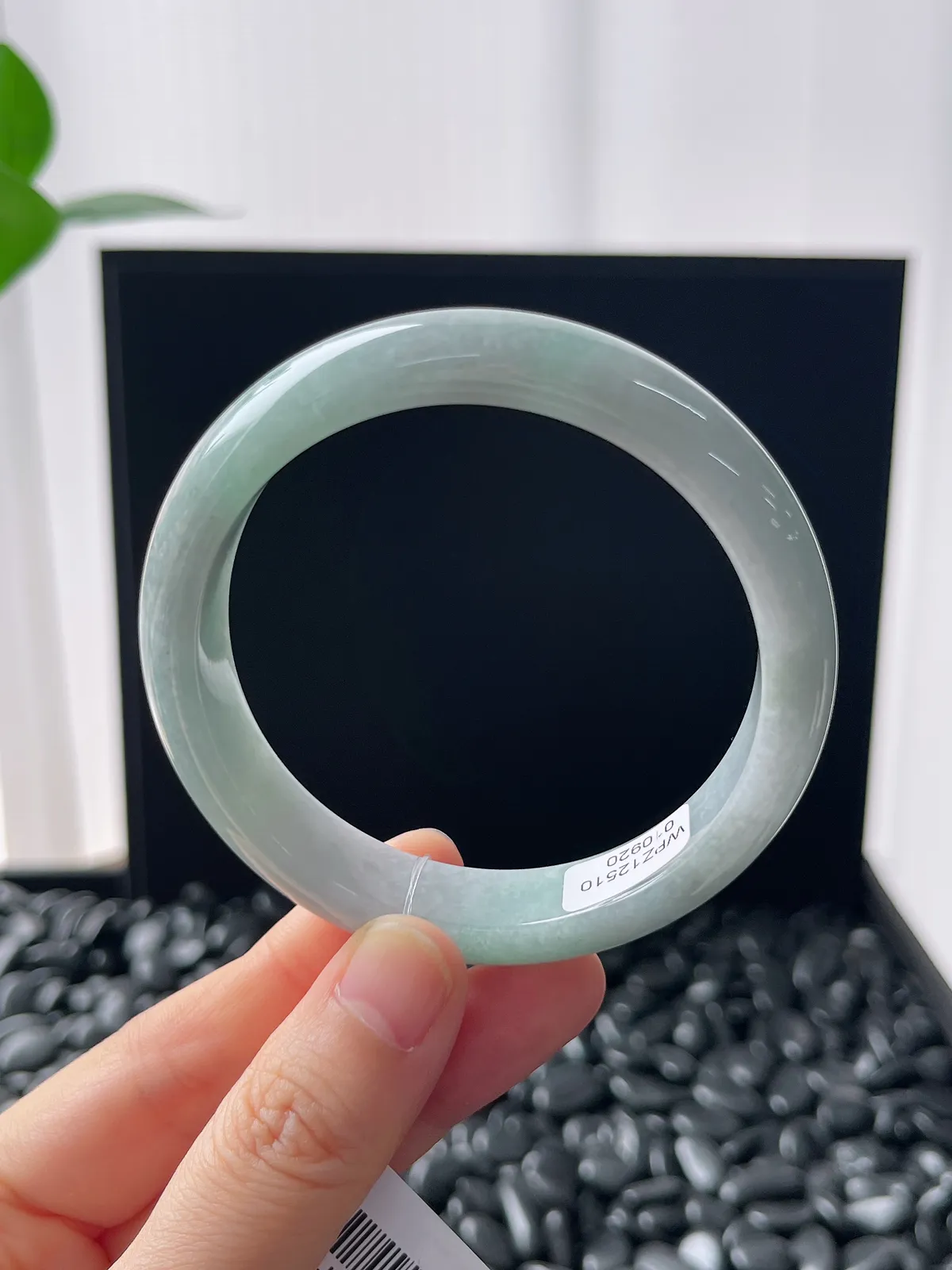 正圈55.5圈口，翡翠糯化种浅绿色手镯