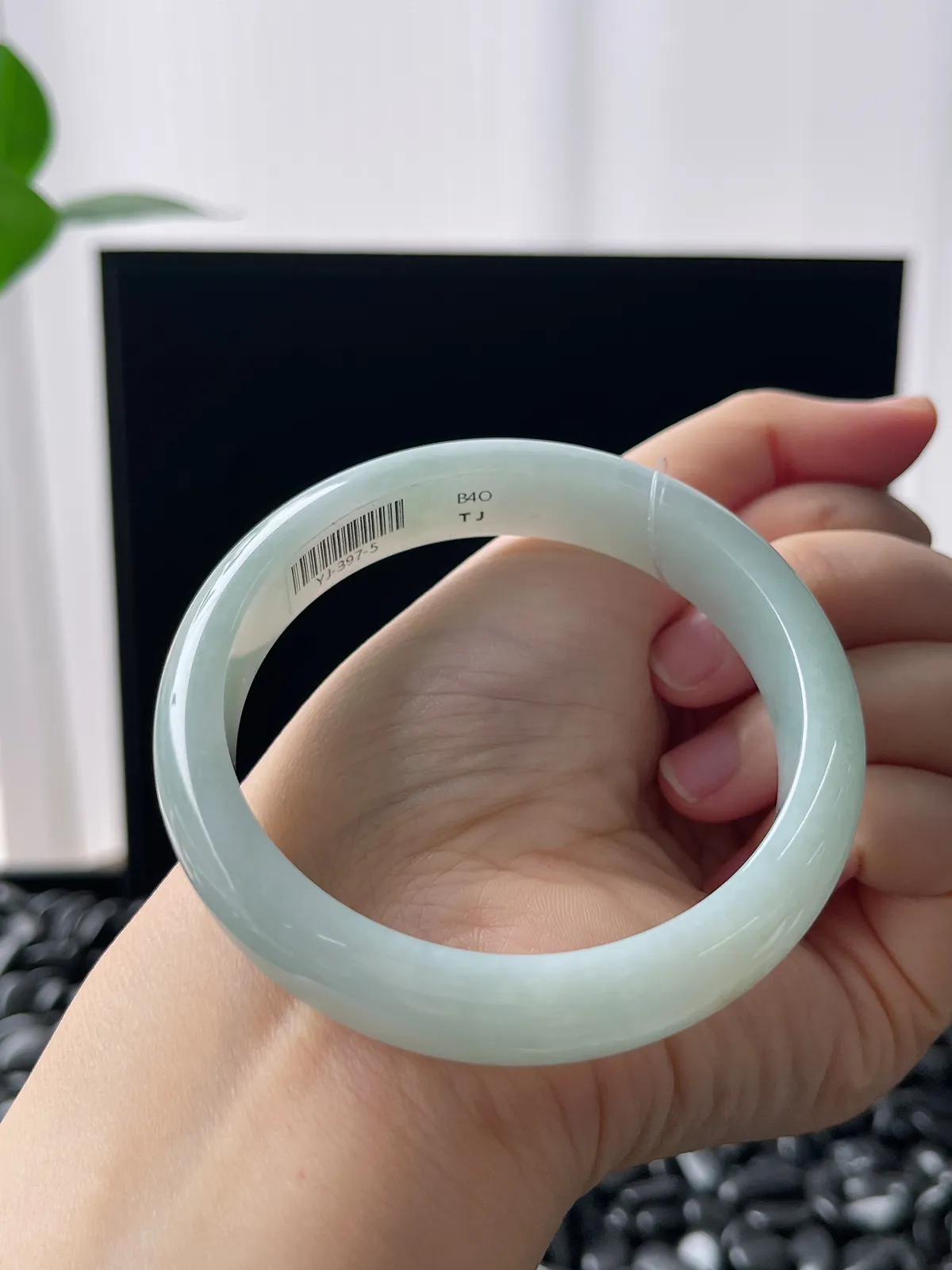 正圈56.5圈口，翡翠糯化种浅绿色手镯