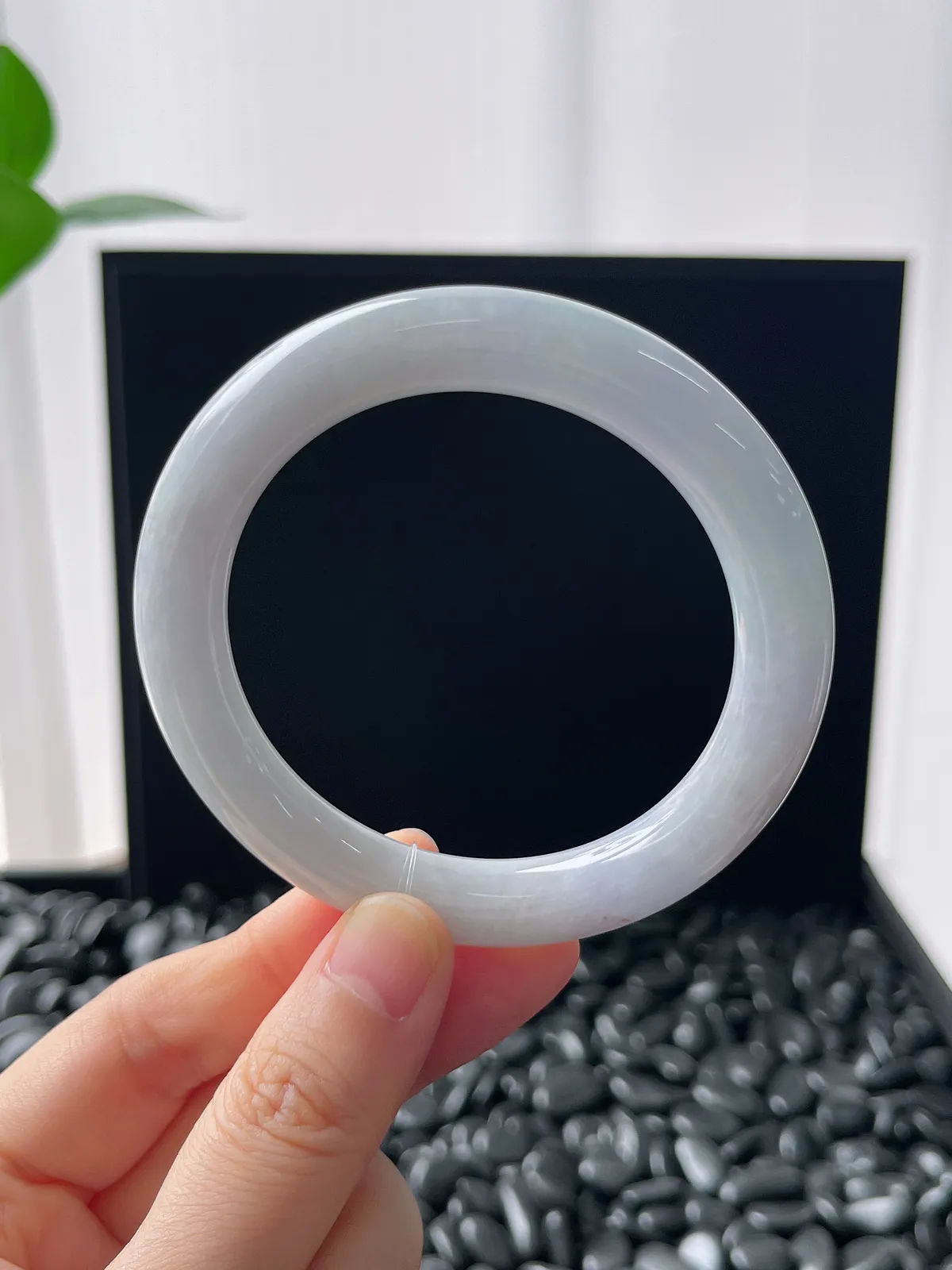 圆镯53.6圈口，翡翠糯化种白色手镯