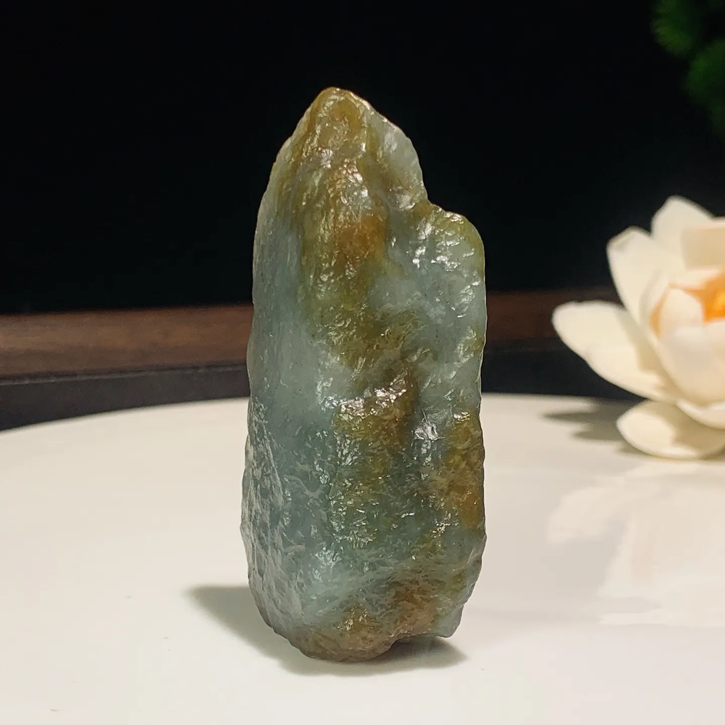 新疆和田玉且末糖飘蓝翠太湖石原石挂件。尺寸60/29/18重45.3克。玉质细腻油润。手推出油。佩戴