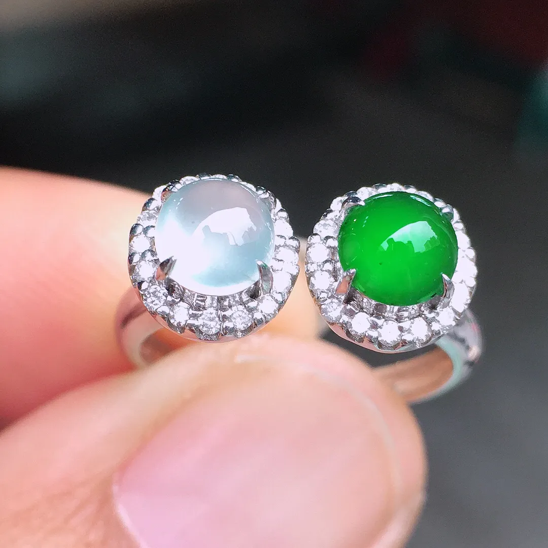 （冰+绿）二合一戒指，色泽均匀艳丽，玉质细腻，荧光感超
强，饱满圆润，尽显优雅气质，18k
金豪华镶