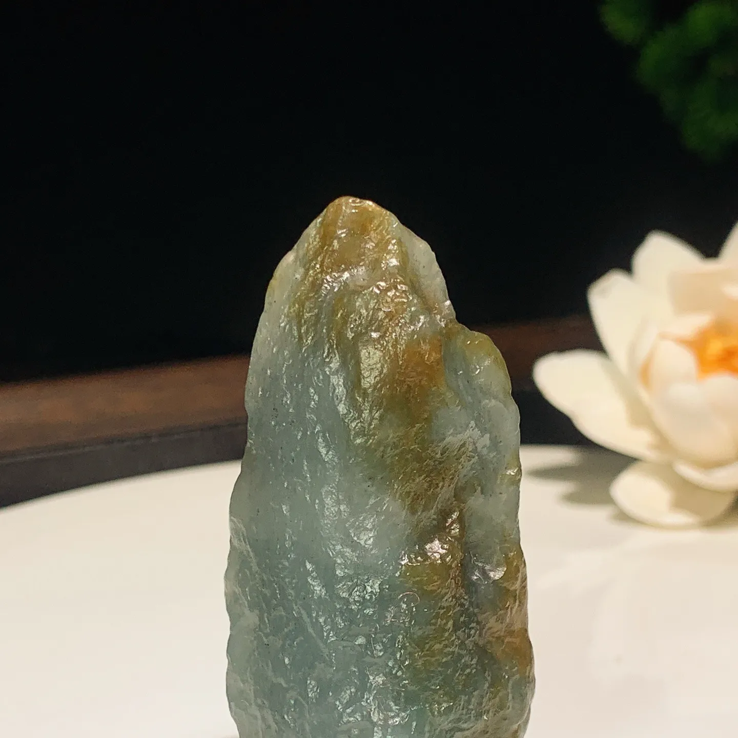 新疆和田玉且末糖飘蓝翠太湖石原石挂件。尺寸60/29/18重45.3克。玉质细腻油润。手推出油。佩戴高端典雅。lt251201