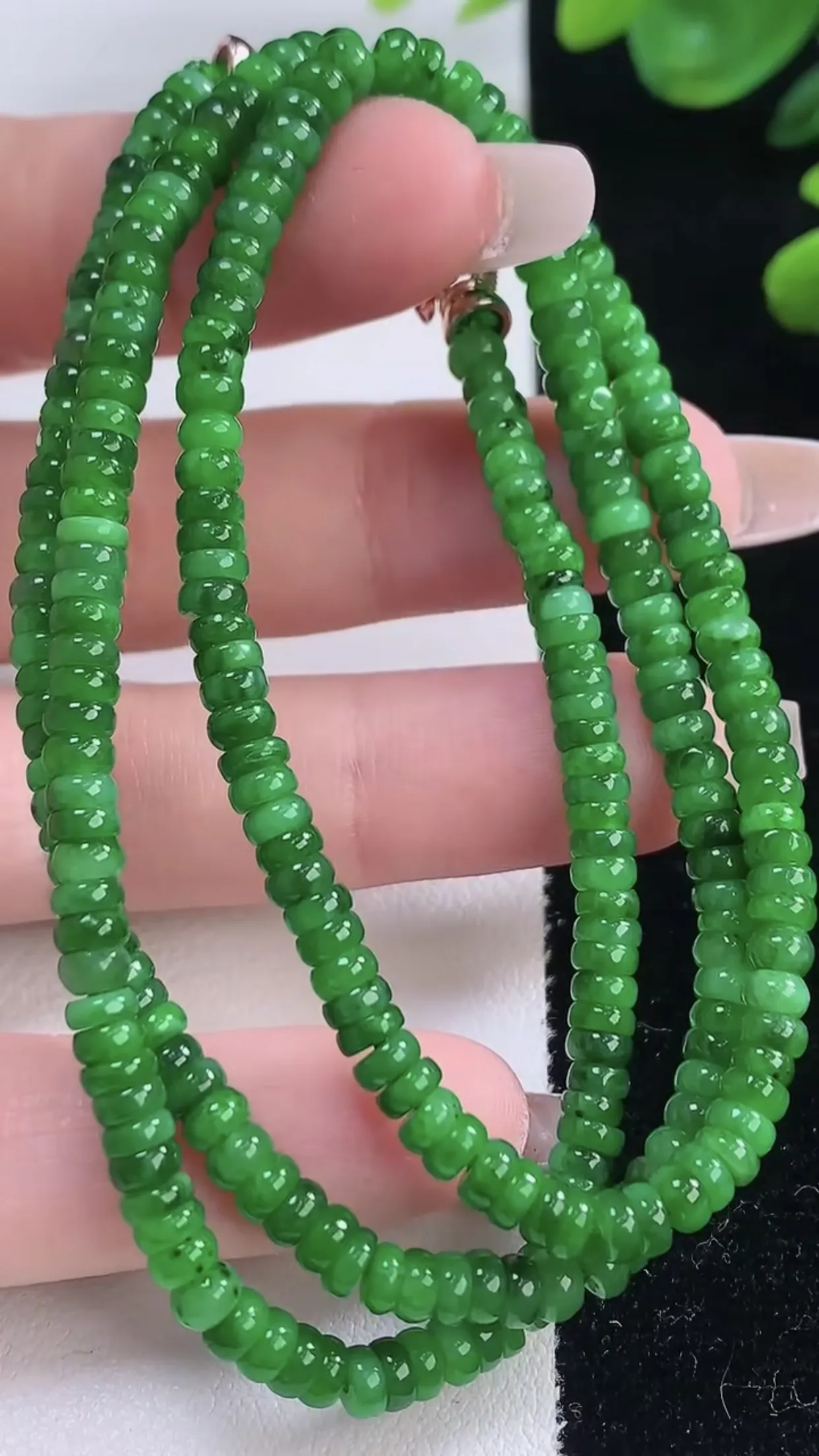 缅甸天然翡翠a货 老坑料起胶冰润 满绿算盘珠项链，尺寸3.8-2.5mm   y 20.90