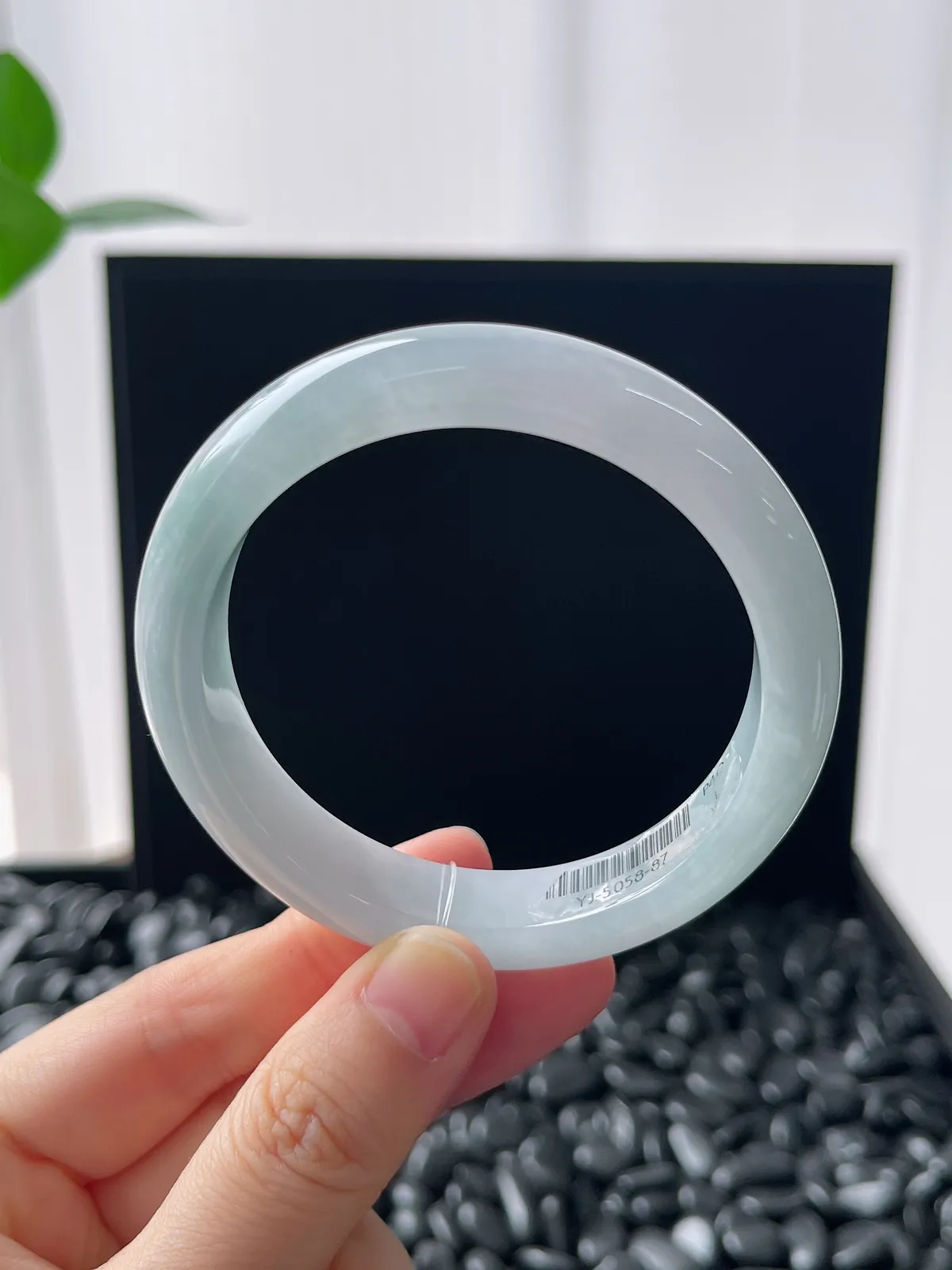 正圈54圈口，翡翠糯化种浅绿色手镯