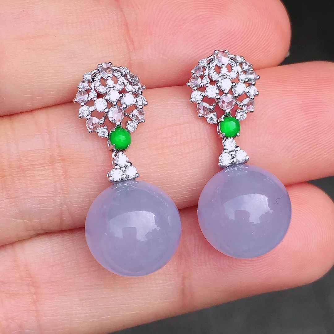 紫罗兰珠子耳坠，色泽均匀艳丽，玉质细腻，荧光感超
强，饱满圆润，尽显优雅气质，18k
金豪华镶嵌