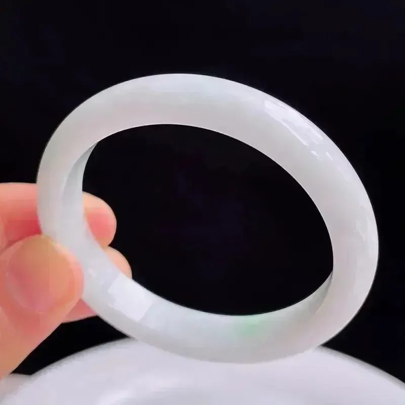 天然翡翠A货飘绿好种水52.8*48mm贵妃手镯35.77克