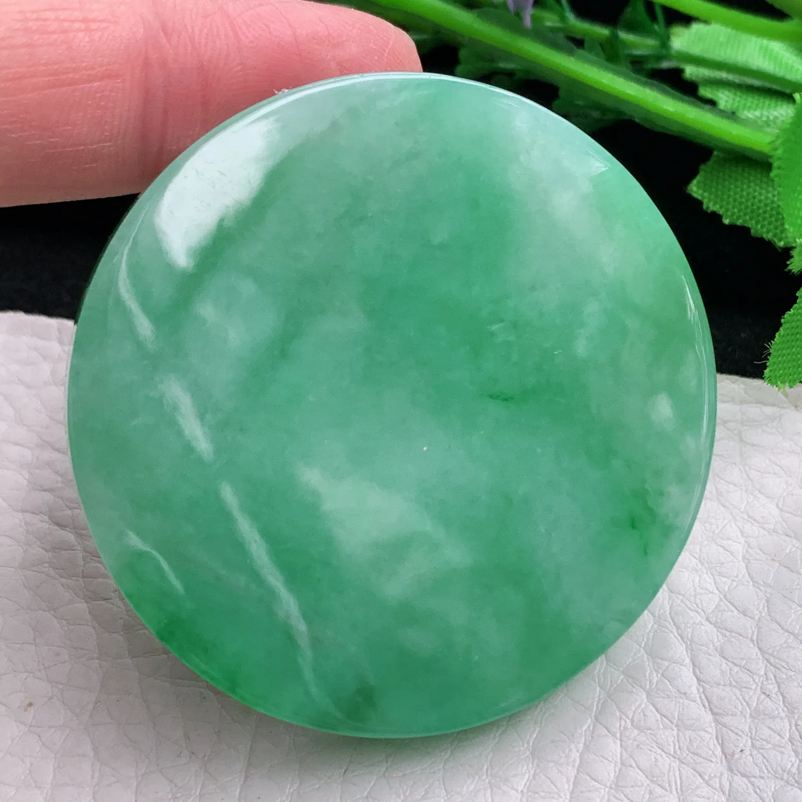 ktj自然光51.2*7.6天然缅甸翡翠水润辣阳绿无事牌 圆牌玉吊坠 玉挂件