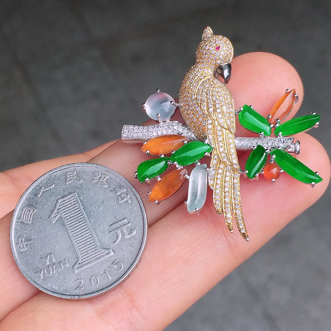 三彩【喜上眉梢】胸针/吊坠两用款，色泽均匀艳丽，玉质细腻，荧光感超
强，饱满圆润，尽显优雅气质，18k
金豪华镶嵌