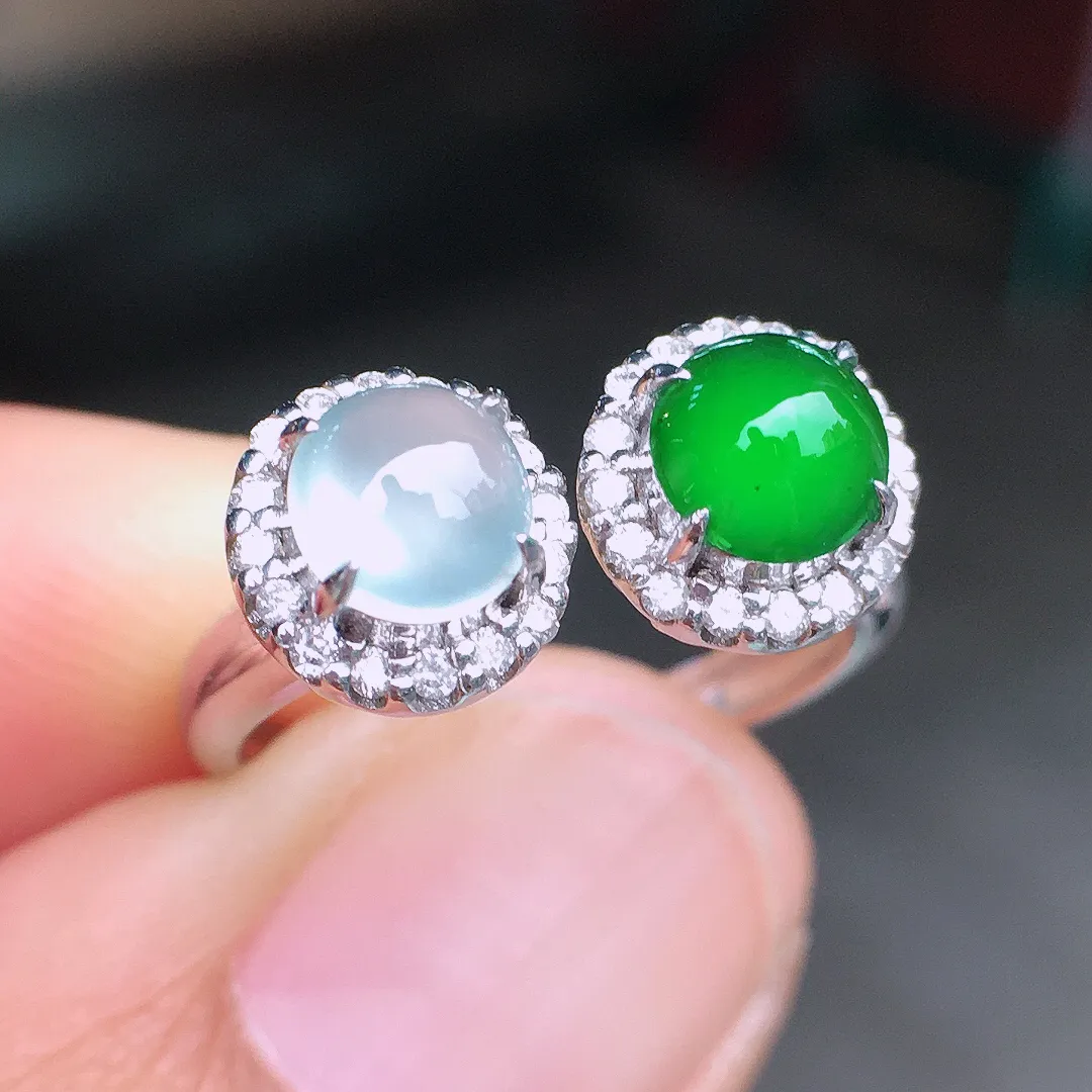 （冰+绿）二合一戒指，色泽均匀艳丽，玉质细腻，荧光感超
强，饱满圆润，尽显优雅气质，18k
金豪华镶