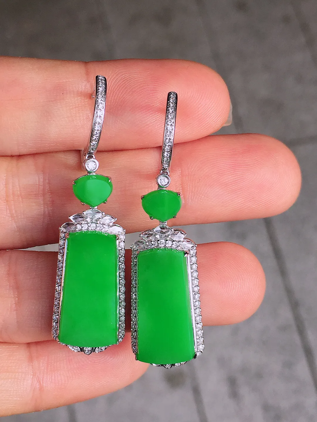 阳绿无事牌耳坠，色泽均匀艳丽，玉质细腻，荧光感超
强，饱满圆润，尽显优雅气质，18k
金豪华镶嵌