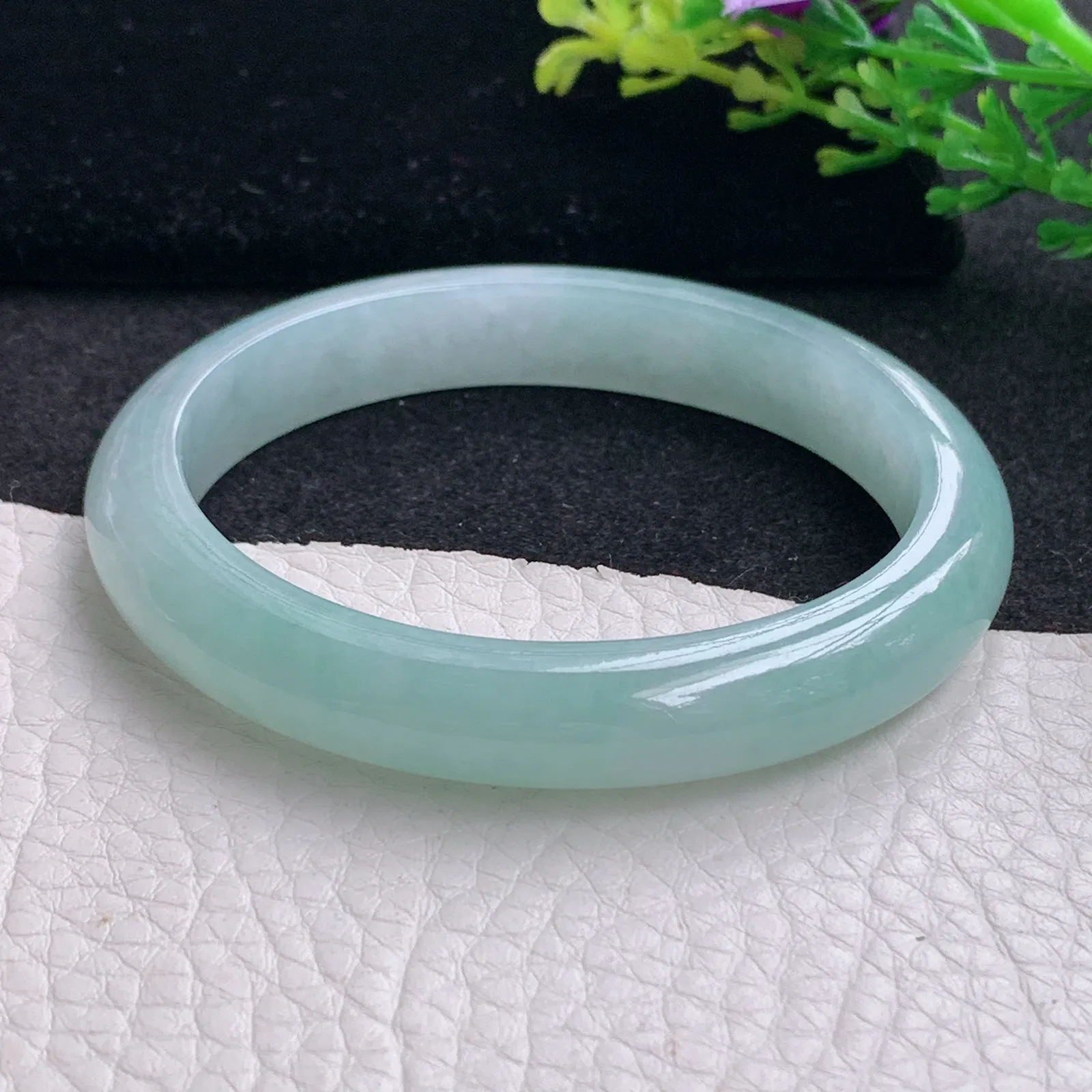 js自然光54*49*10*7.3贵妃镯 缅甸翡翠a货玉手镯清新蛋形宽边玉手环