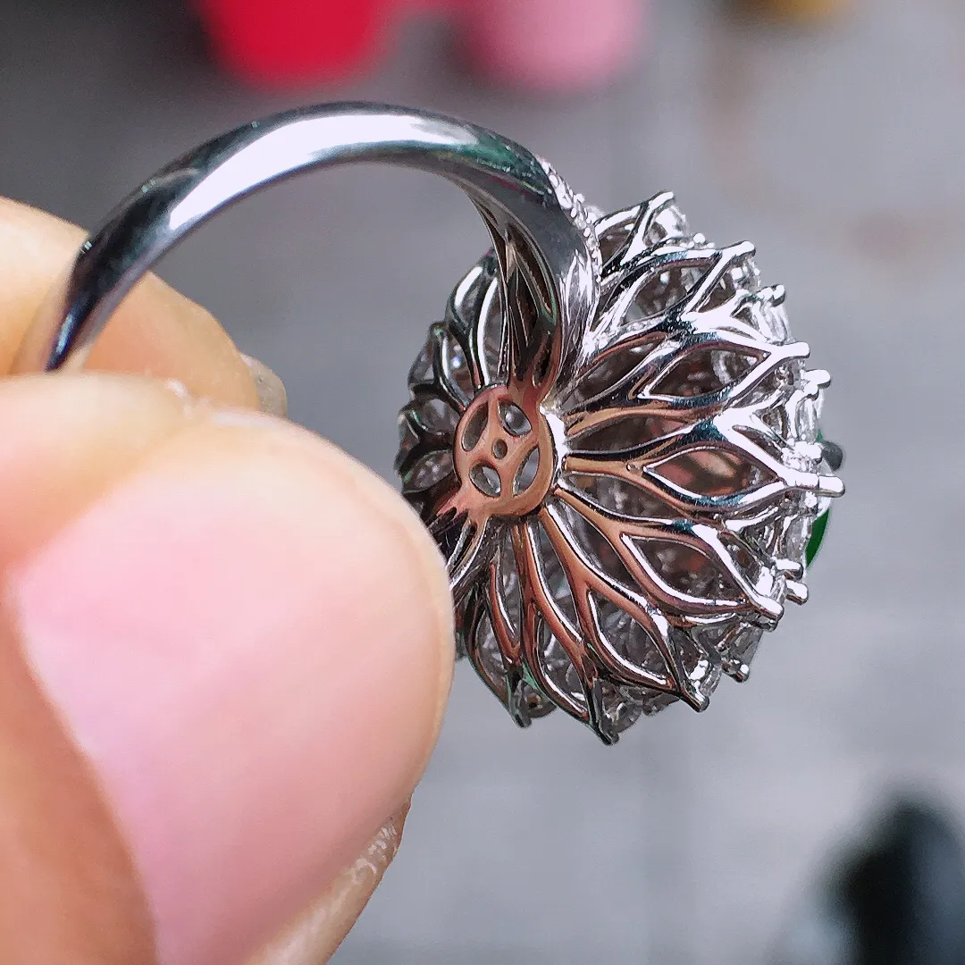 阳绿蛋面戒指，色泽均匀艳丽，玉质细腻，荧光感超
强，饱满圆润，尽显优雅气质，18k
金豪华镶嵌