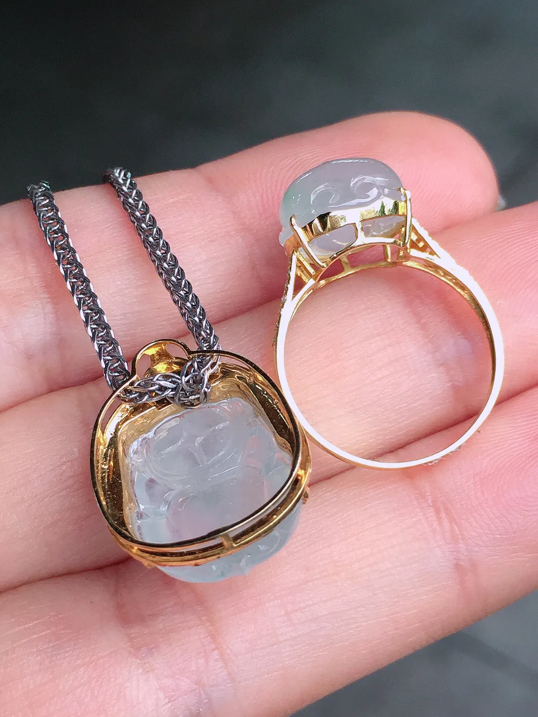 冰种貔貅套装（吊坠+戒指），玉质细腻，荧光感超
强，饱满圆润，尽显优雅气质，18k
金豪华镶嵌