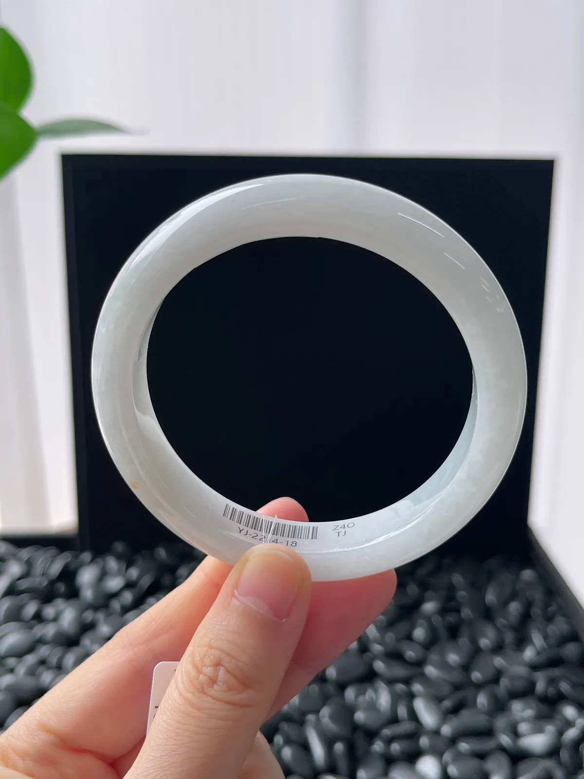 正圈58圈口，翡翠糯化种白色手镯