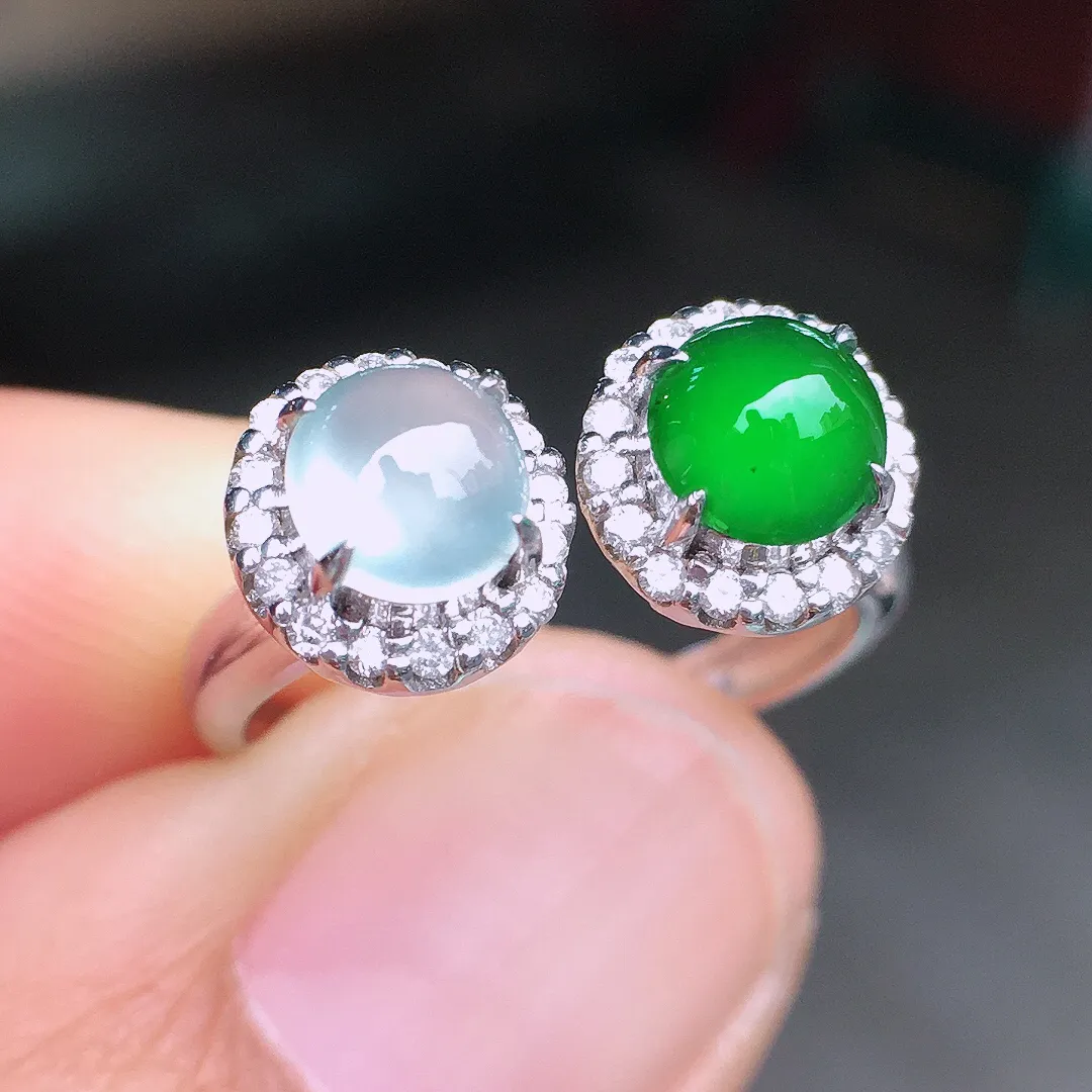 （冰+绿）二合一戒指，色泽均匀艳丽，玉质细腻，荧光感超
强，饱满圆润，尽显优雅气质，18k
金豪华镶嵌