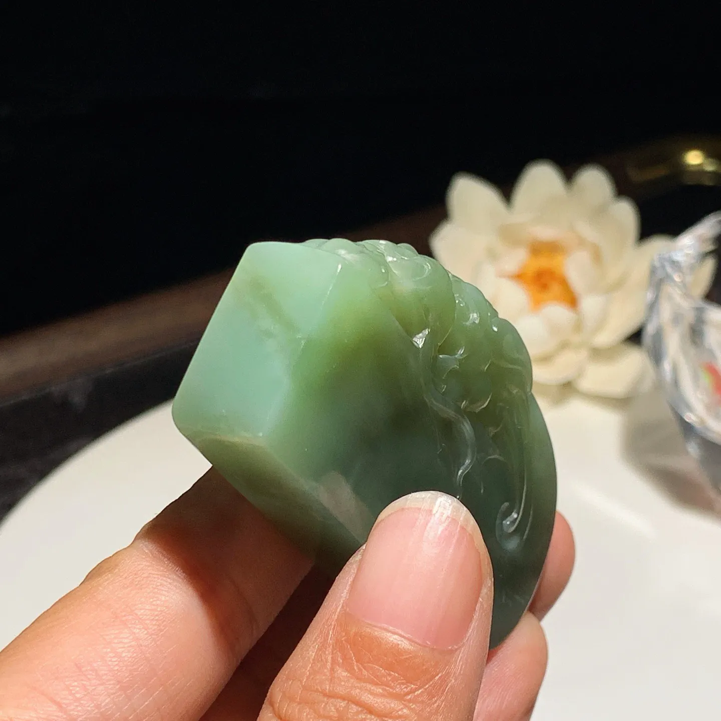 和田玉粉青猫眼俄罗斯碧玉龙佑一方牌子挂件。尺寸60/36/12重63.5克。玉质细腻油润。手推出油。佩戴高端典雅。lt251201