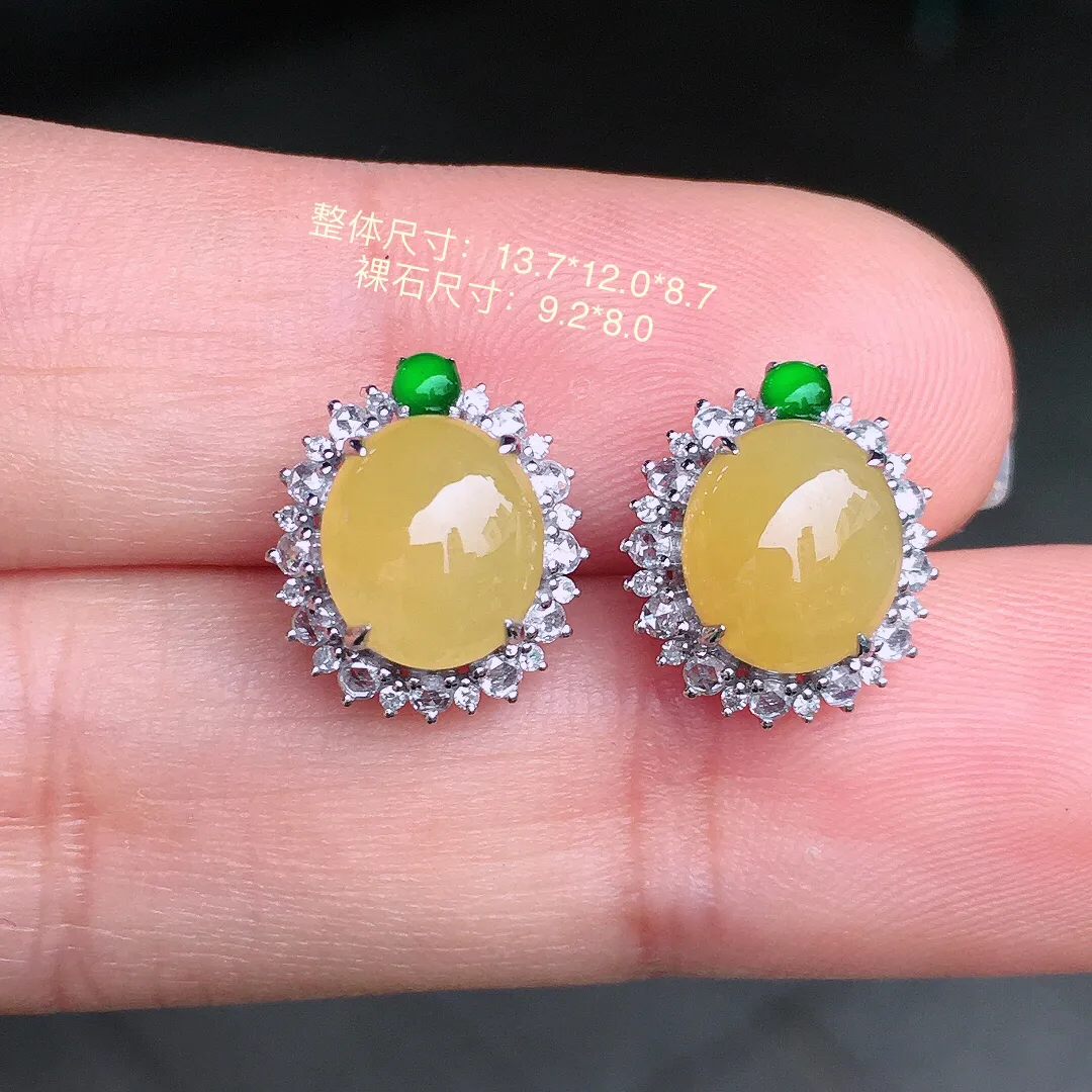 黄翡蛋面耳钉，色泽均匀艳丽，玉质细腻，荧光感超
强，饱满圆润，尽显优雅气质，18k
金豪华镶嵌