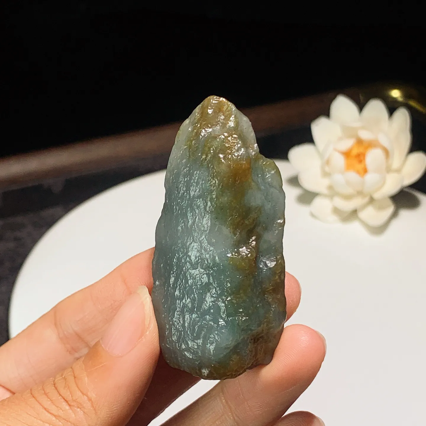 新疆和田玉且末糖飘蓝翠太湖石原石挂件。尺寸60/29/18重45.3克。玉质细腻油润。手推出油。佩戴高端典雅。lt251201