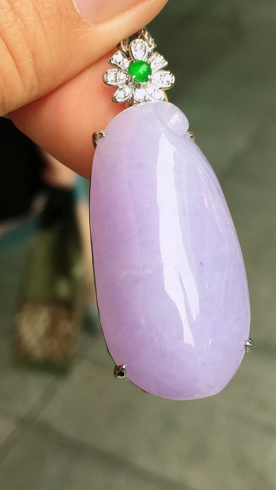 紫罗兰福瓜吊坠，色泽均匀艳丽，玉质细腻，荧光感超
强，饱满圆润，尽显优雅气质，18k
金豪华镶嵌