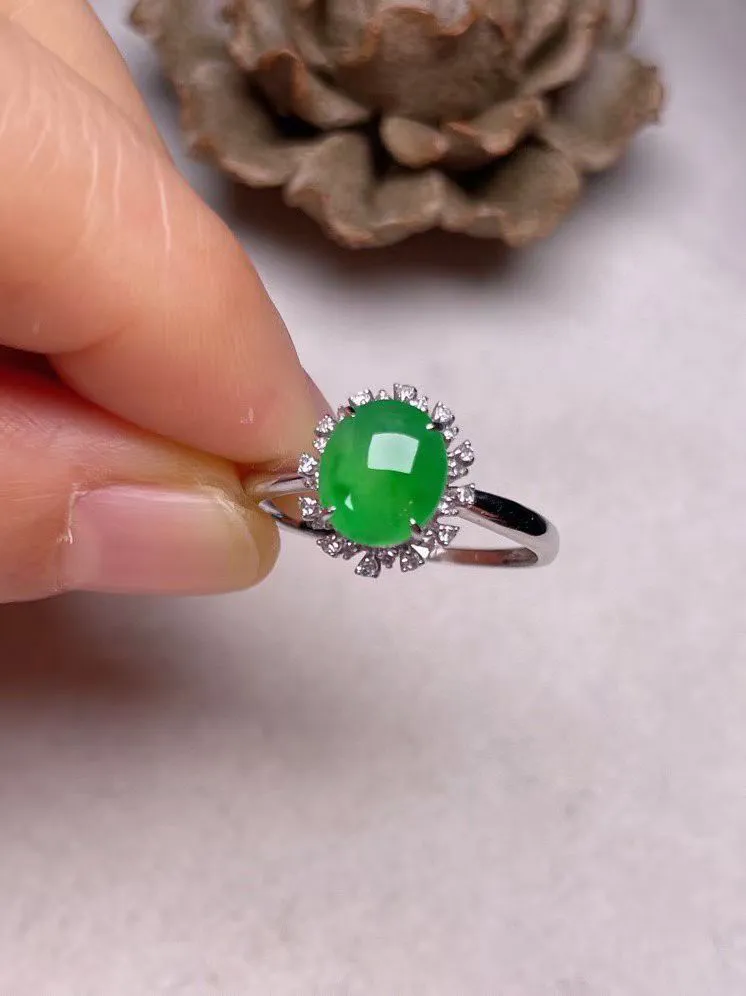 冰种阳绿蛋面戒指 、真金真钻镶嵌，种水好，玉质细腻 .裸石尺寸 7.9*6.8*