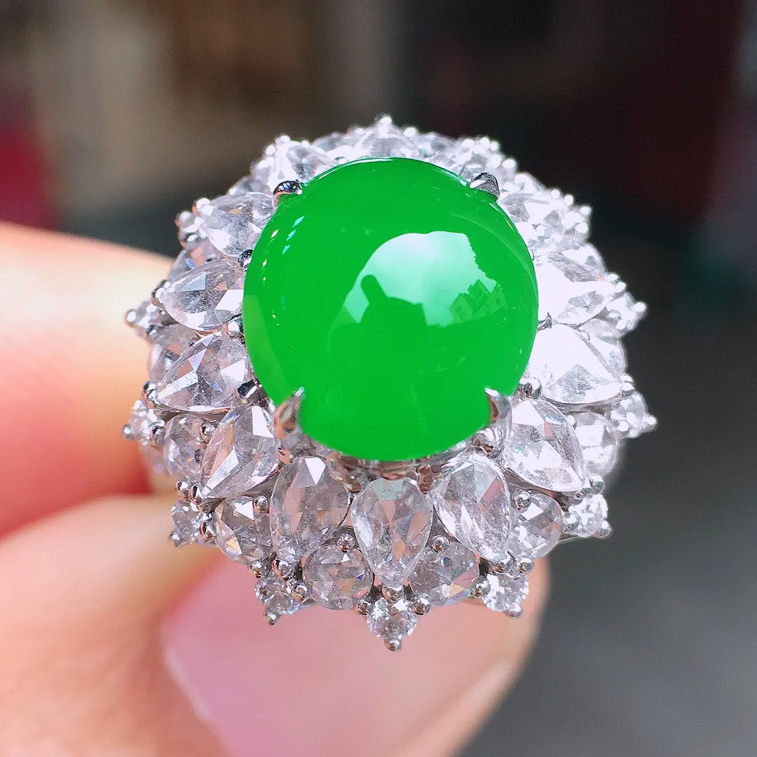 阳绿蛋面戒指，色泽均匀艳丽，玉质细腻，荧光感超
强，饱满圆润，尽显优雅气质，18k
金豪华镶嵌