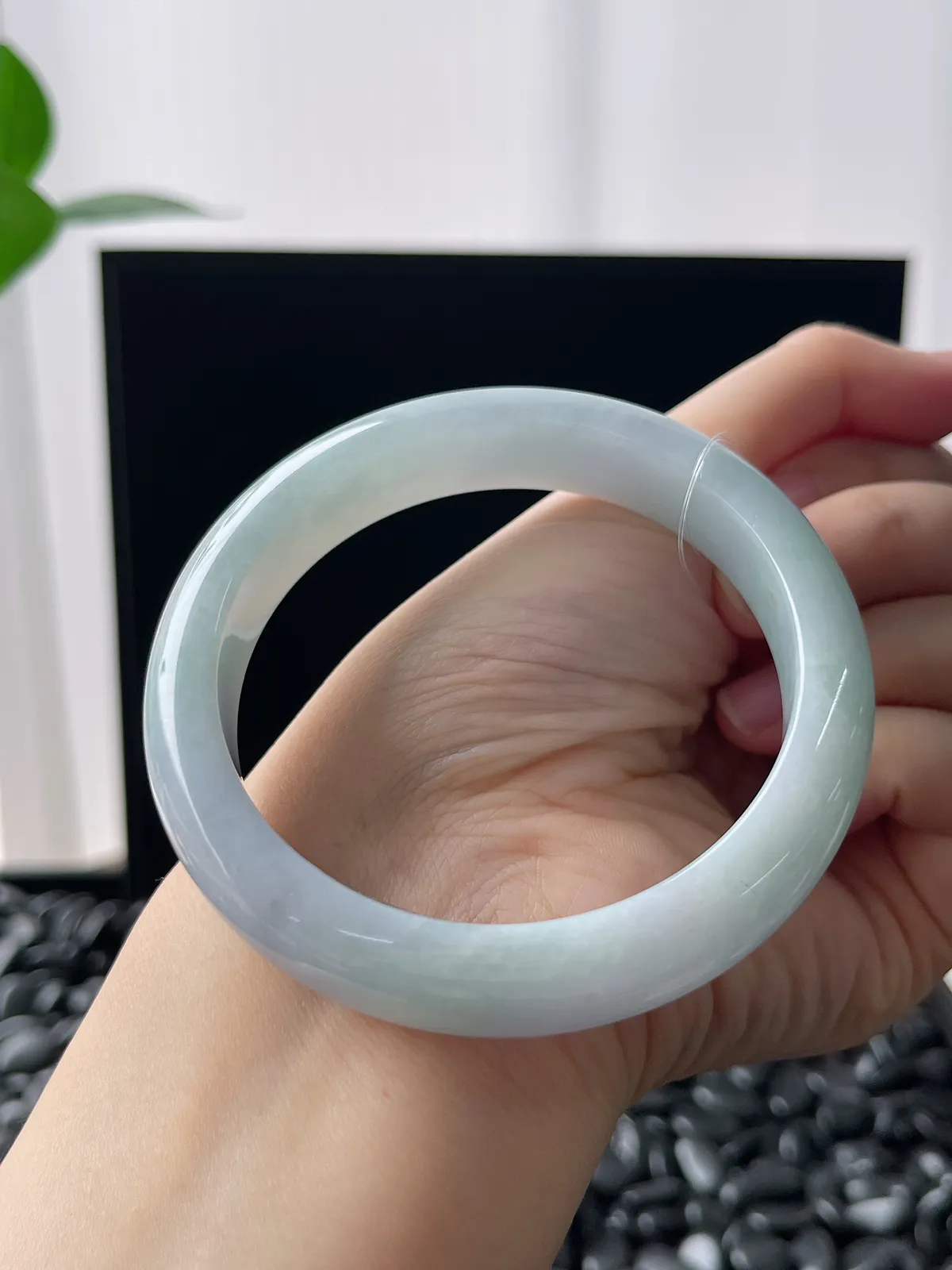 正圈58圈口，翡翠糯化种淡绿色手镯