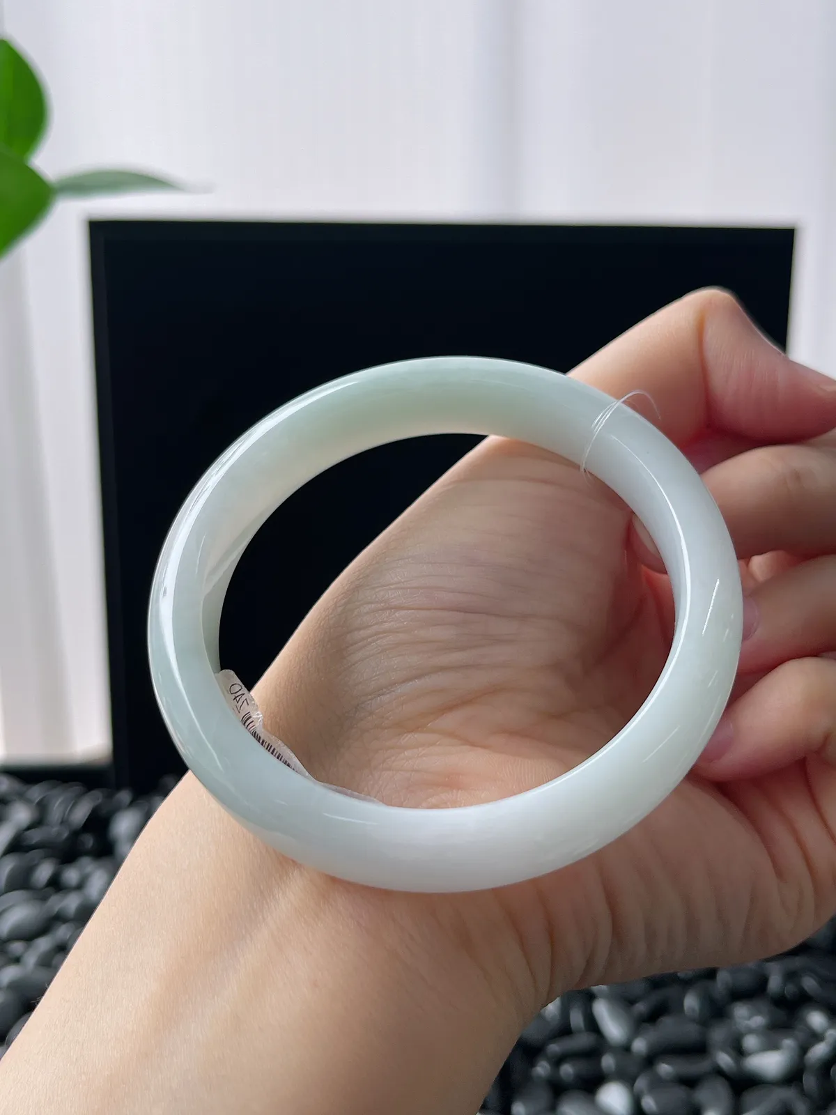 正圈57.8圈口，翡翠糯化种白色手镯