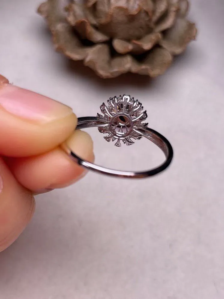 冰种阳绿蛋面戒指 、真金真钻镶嵌，种水好，玉质细腻 .裸石尺寸 7.9*6.8*