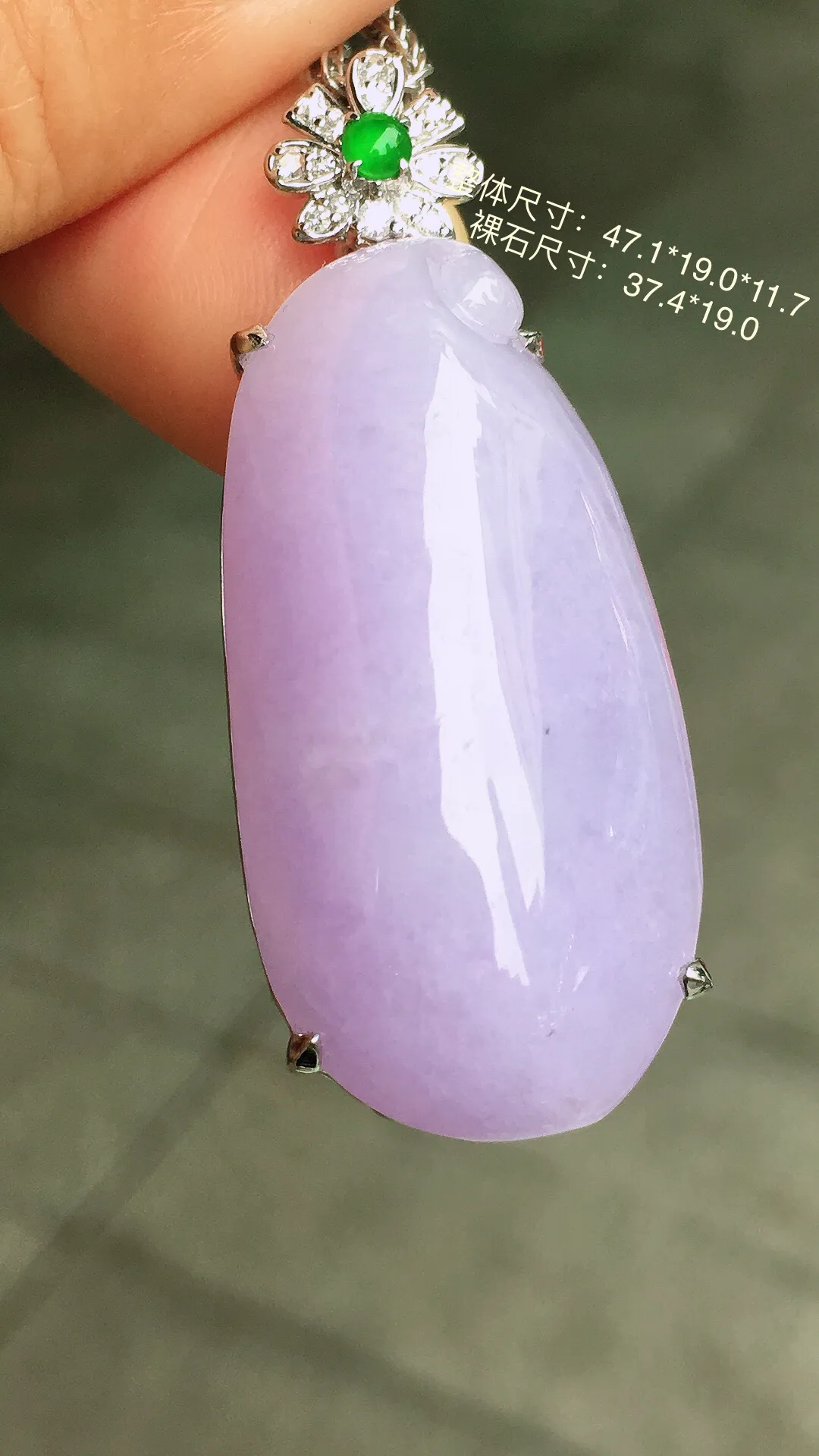 紫罗兰福瓜吊坠，色泽均匀艳丽，玉质细腻，荧光感超
强，饱满圆润，尽显优雅气质，18k
金豪华镶嵌